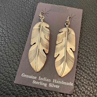 インディアンジュエリー(INDIAN JEWELRY)のLenaPlatero レナプラテロ 揺れる フェザー ピアス(ピアス)