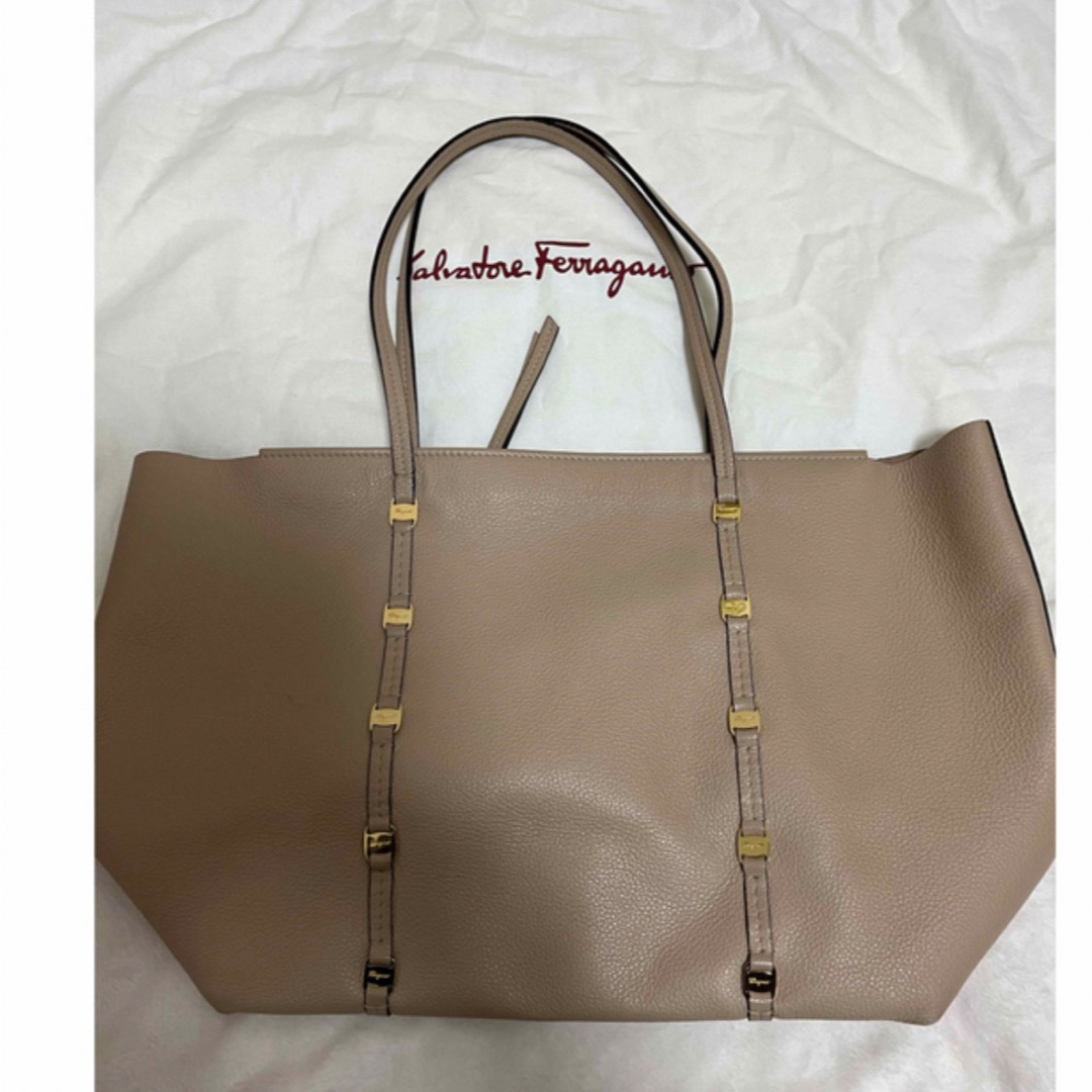 フェラガモ トートバッグ ベージュ ゴールド ヴァラ