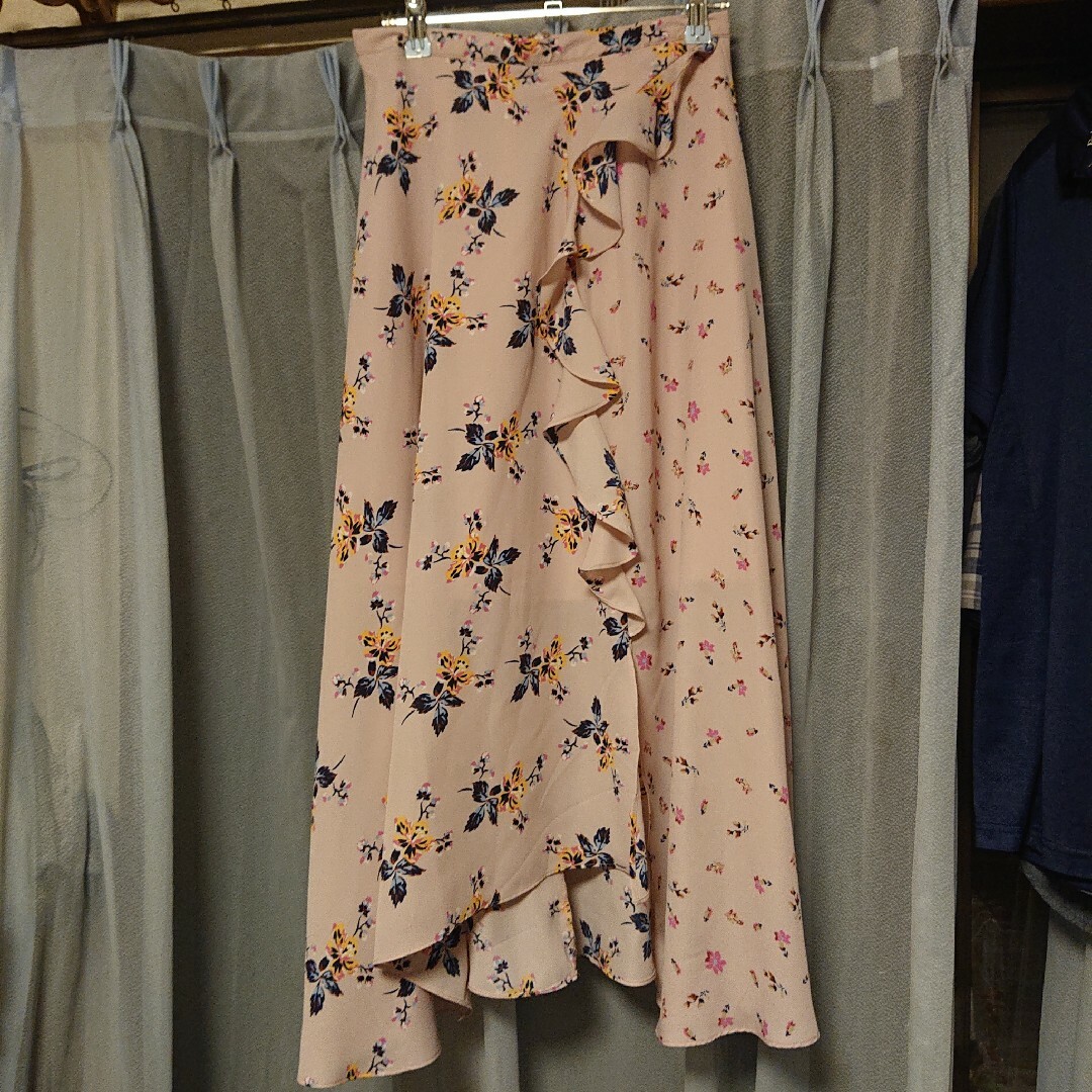 GU(ジーユー)のGU  フリルアシメヘムマキシスカート Lサイズ レディースのスカート(ロングスカート)の商品写真