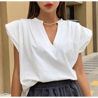 シーイン(SHEIN)の白　SHEIN ショルダーパットTシャツ　ホワイト(Tシャツ(半袖/袖なし))