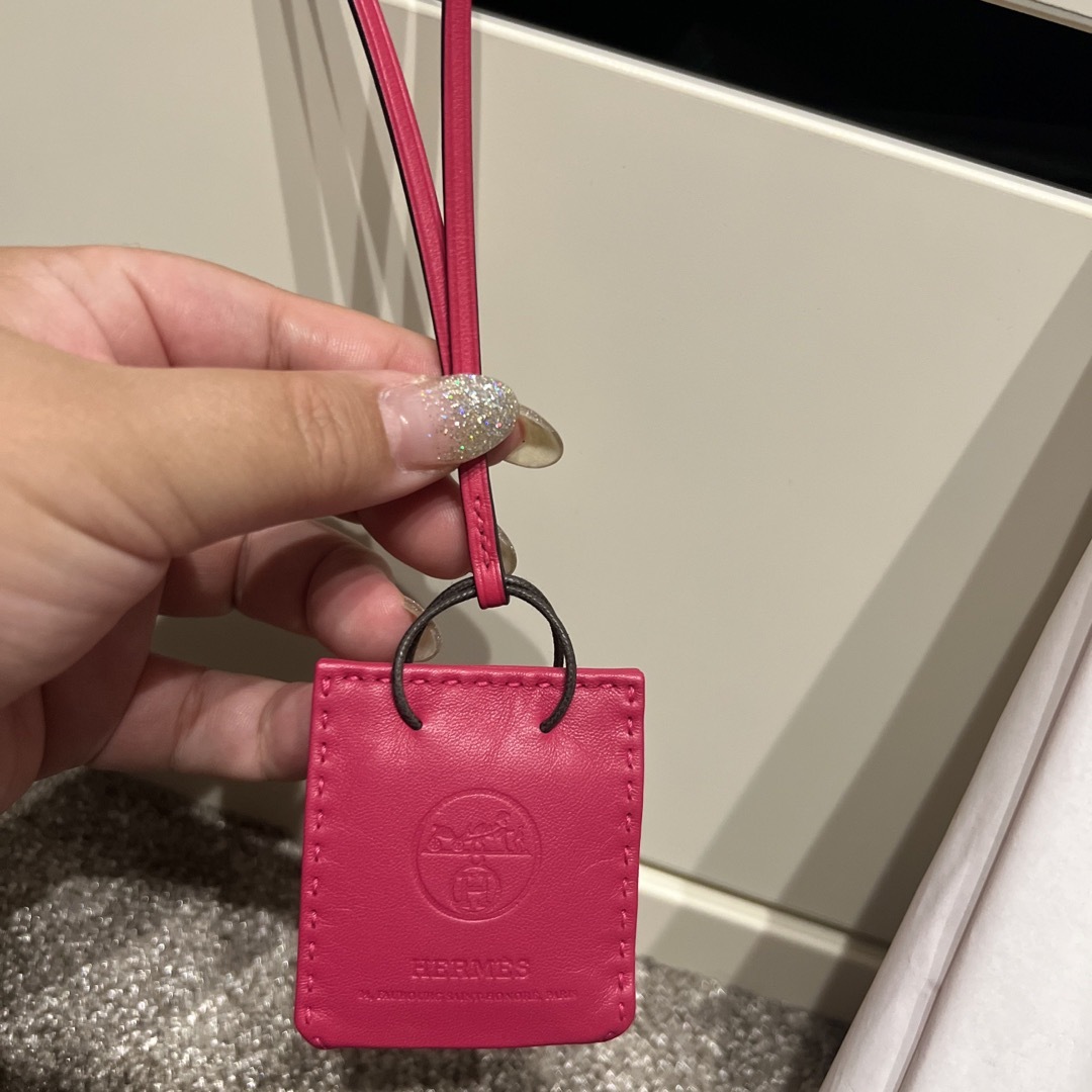 限定販売】 エルメス バッグチャーム ローズメキシコ ラムスキン