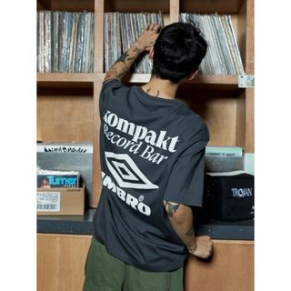 アンブロ(UMBRO)のXL kompakt Record Bar × UMBRO Tシャツ(Tシャツ/カットソー(半袖/袖なし))