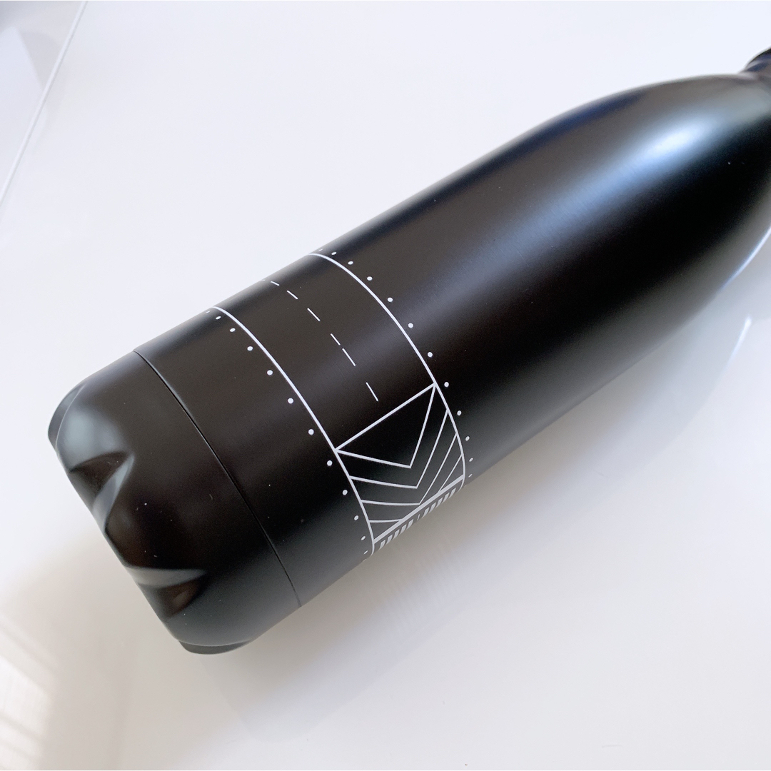 【新品】エミレーツ航空　オリジナルアイテム　滑走路柄のボトル　水筒　飛行機　黒 キッズ/ベビー/マタニティの授乳/お食事用品(水筒)の商品写真