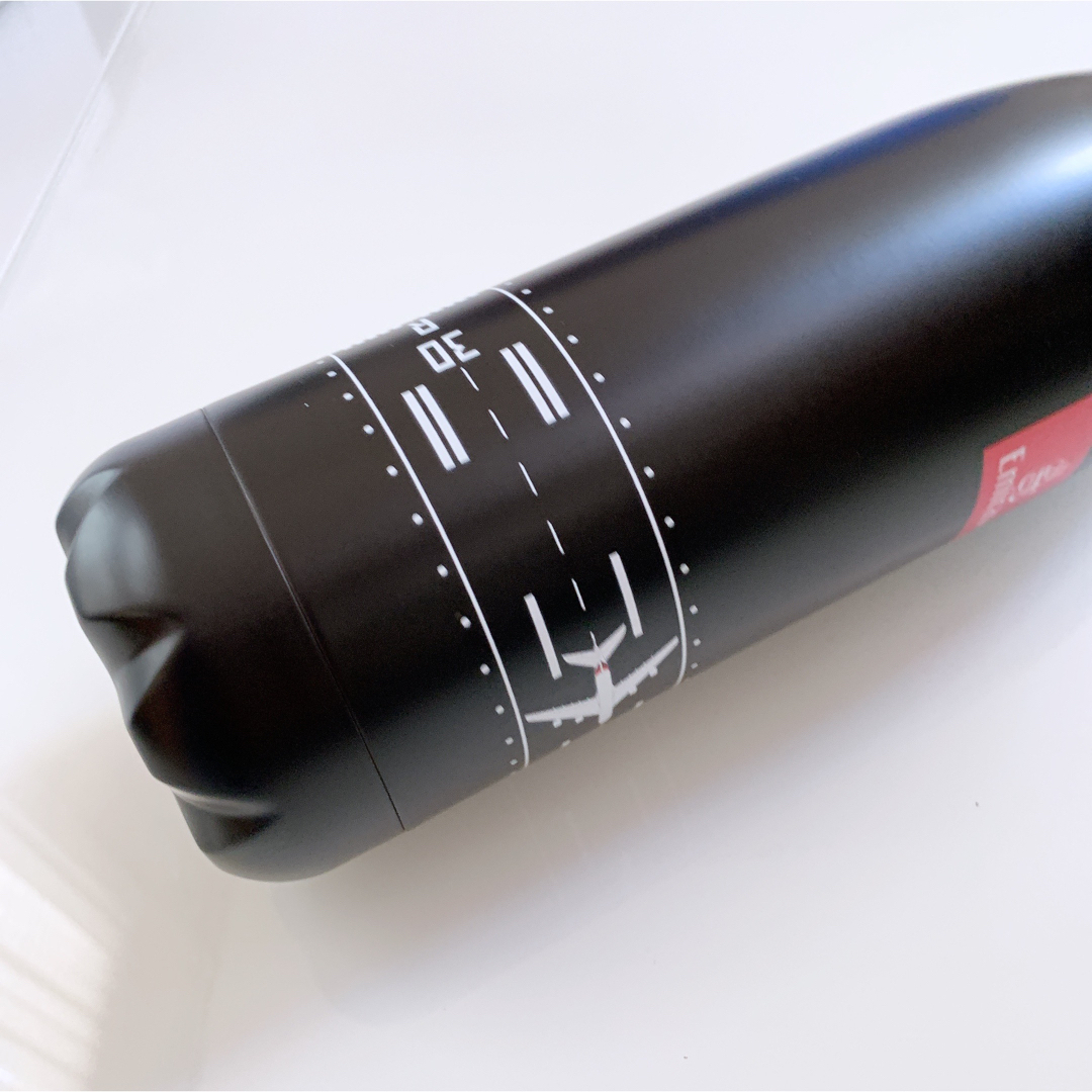 【新品】エミレーツ航空　オリジナルアイテム　滑走路柄のボトル　水筒　飛行機　黒 キッズ/ベビー/マタニティの授乳/お食事用品(水筒)の商品写真