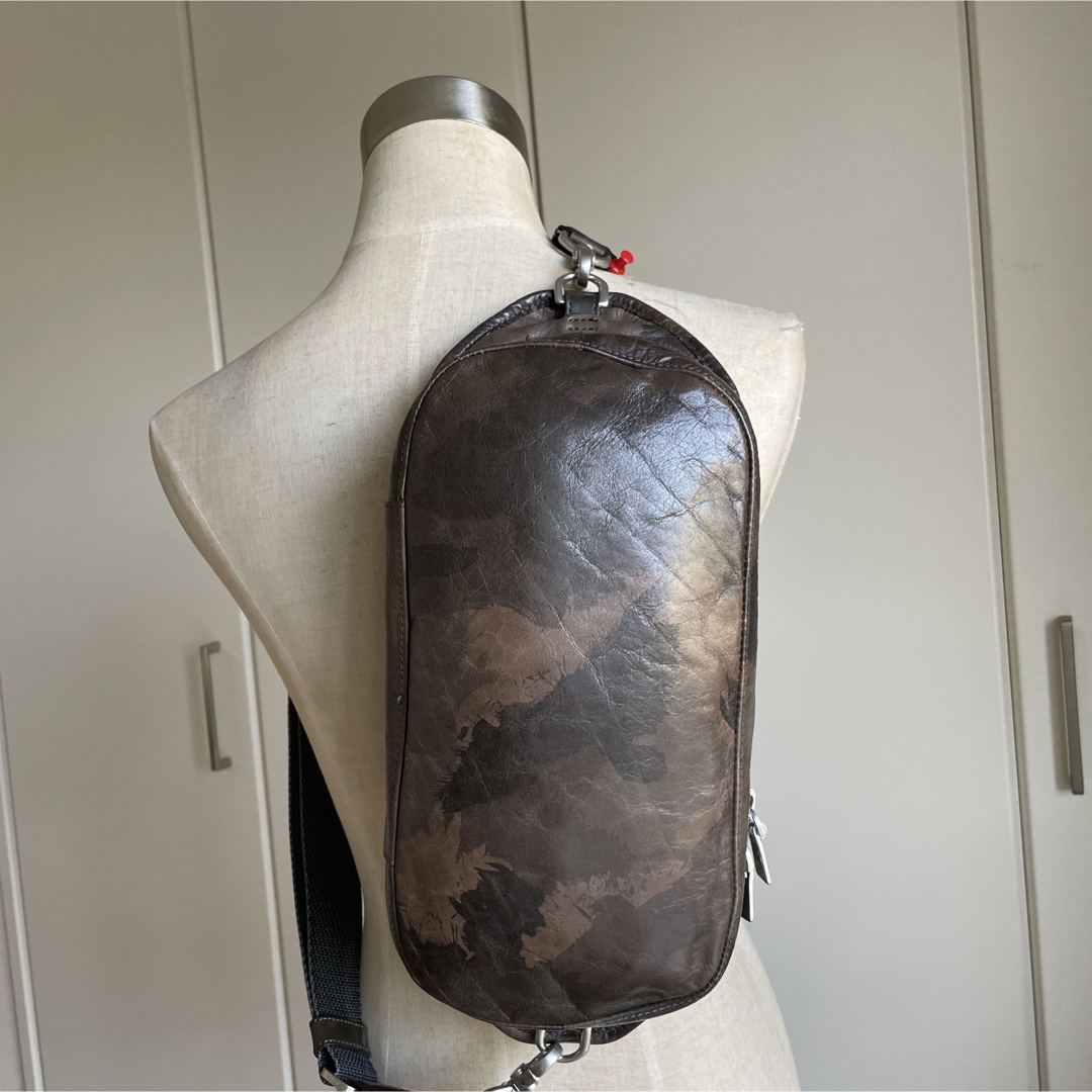 aniary - アニアリ Aniaryカモフラ柄レザーボディバッグ11-07000中古