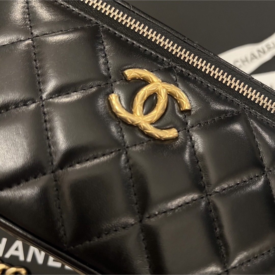 CHANEL(シャネル)の【新品未使用】CHANELチェーンクラッチ　ブラック　ラムスキン　バニティバッグ レディースのバッグ(ショルダーバッグ)の商品写真