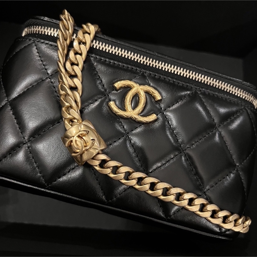 CHANEL(シャネル)の【新品未使用】CHANELチェーンクラッチ　ブラック　ラムスキン　バニティバッグ レディースのバッグ(ショルダーバッグ)の商品写真