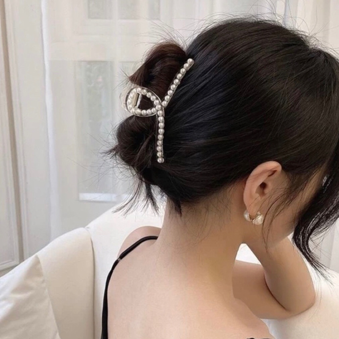 【新品未使用】韓国　パール　ヘアクリップ　ヘアバレッタ 11センチ レディースのヘアアクセサリー(バレッタ/ヘアクリップ)の商品写真