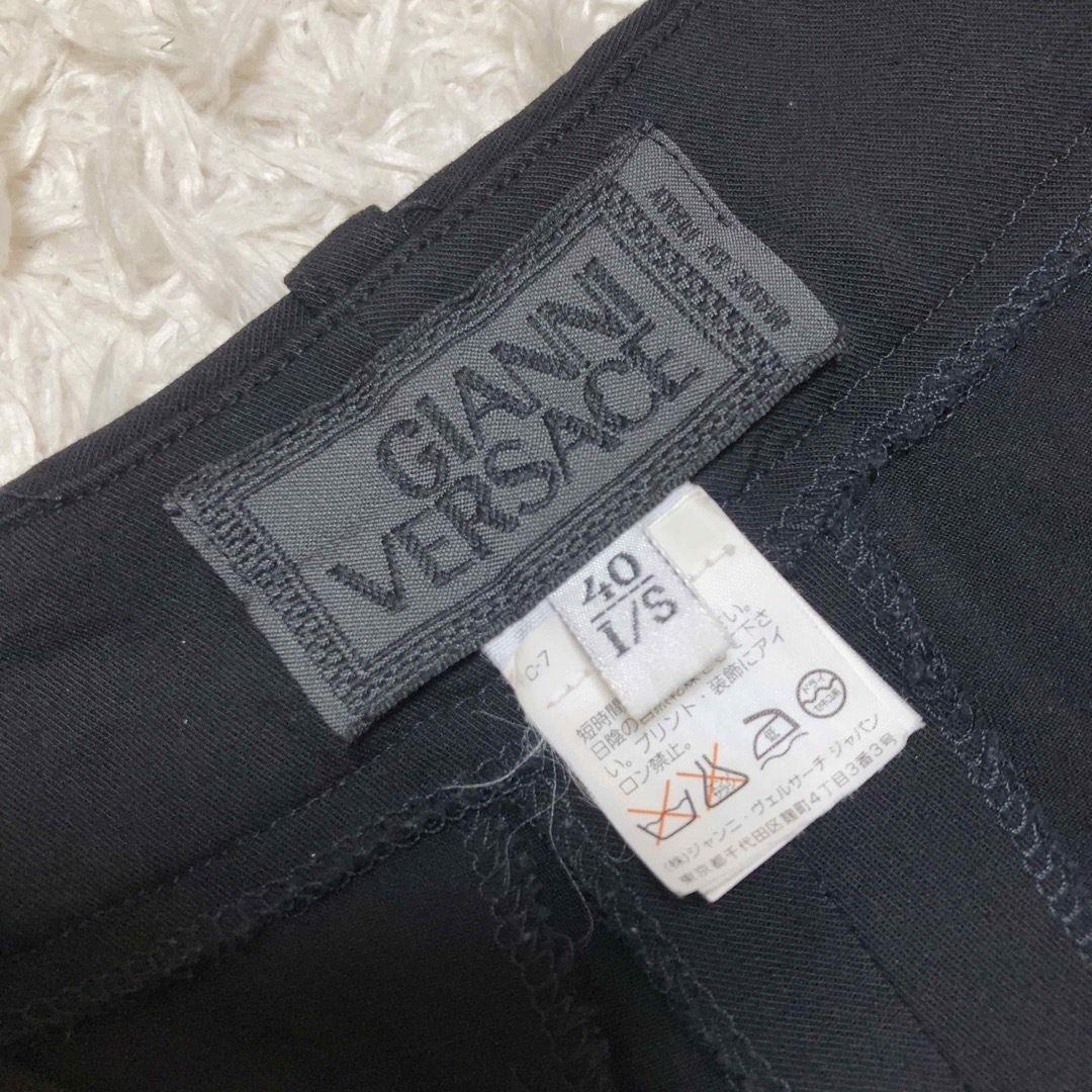 Gianni Versace(ジャンニヴェルサーチ)のGIANNI VERSACE ジャンニヴェルサーチェ　スラックスパンツ　黒 レディースのパンツ(カジュアルパンツ)の商品写真