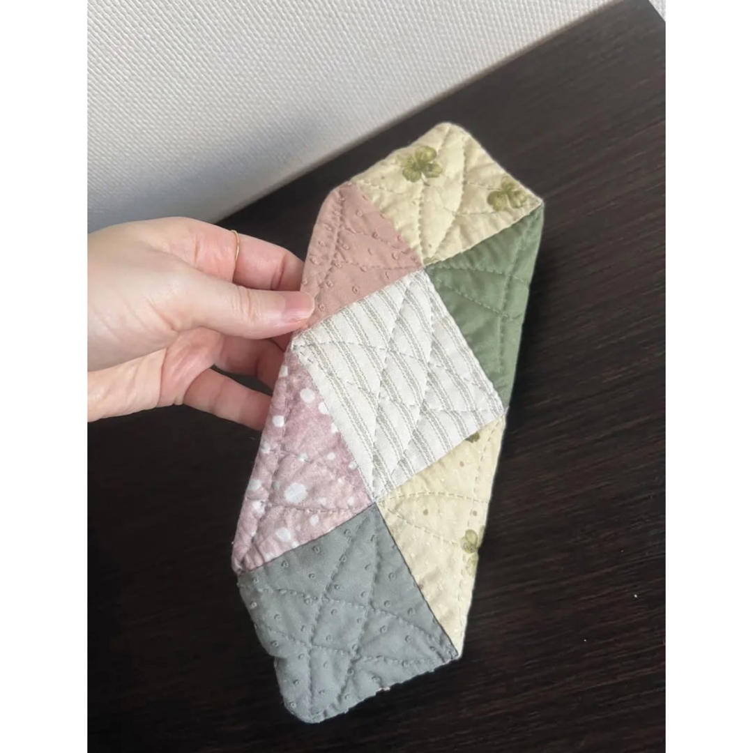 パッチワークキルト　ポーチ　ハンドメイド　APC quilt キルトパーツ ハンドメイドのインテリア/家具(インテリア雑貨)の商品写真