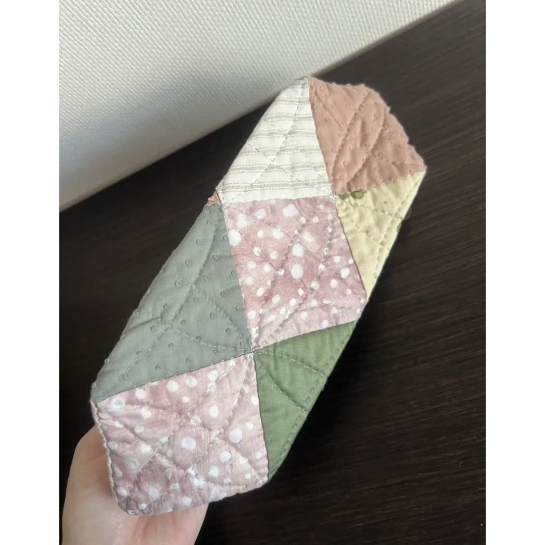 パッチワークキルト　ポーチ　ハンドメイド　APC quilt キルトパーツ ハンドメイドのインテリア/家具(インテリア雑貨)の商品写真