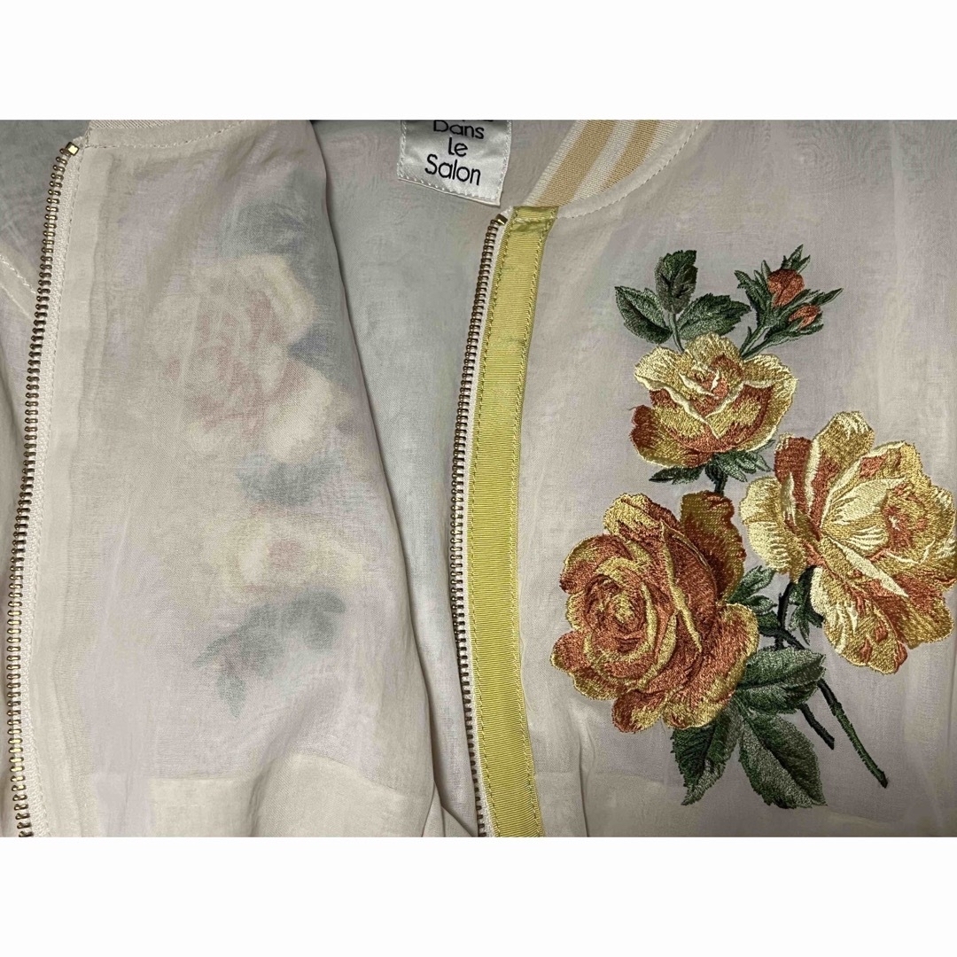 JaneMarple(ジェーンマープル)のジェーンマープル　ブルゾン　ジャンパー　刺繍　薔薇　美品 レディースのジャケット/アウター(ブルゾン)の商品写真
