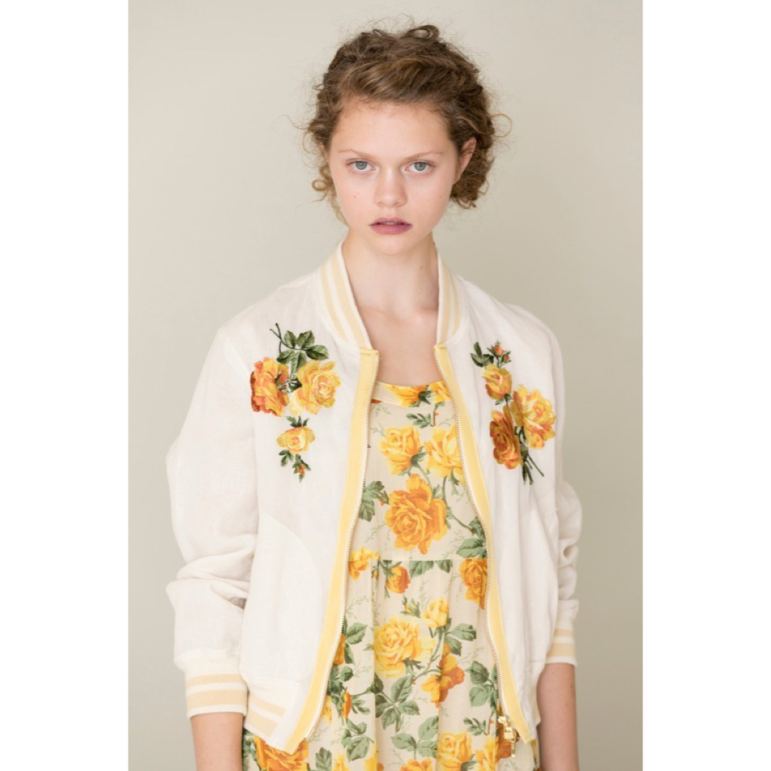 JaneMarple(ジェーンマープル)のジェーンマープル　ブルゾン　ジャンパー　刺繍　薔薇　美品 レディースのジャケット/アウター(ブルゾン)の商品写真