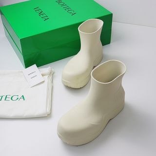 BOTTEGA VENETA　白　ブーツ