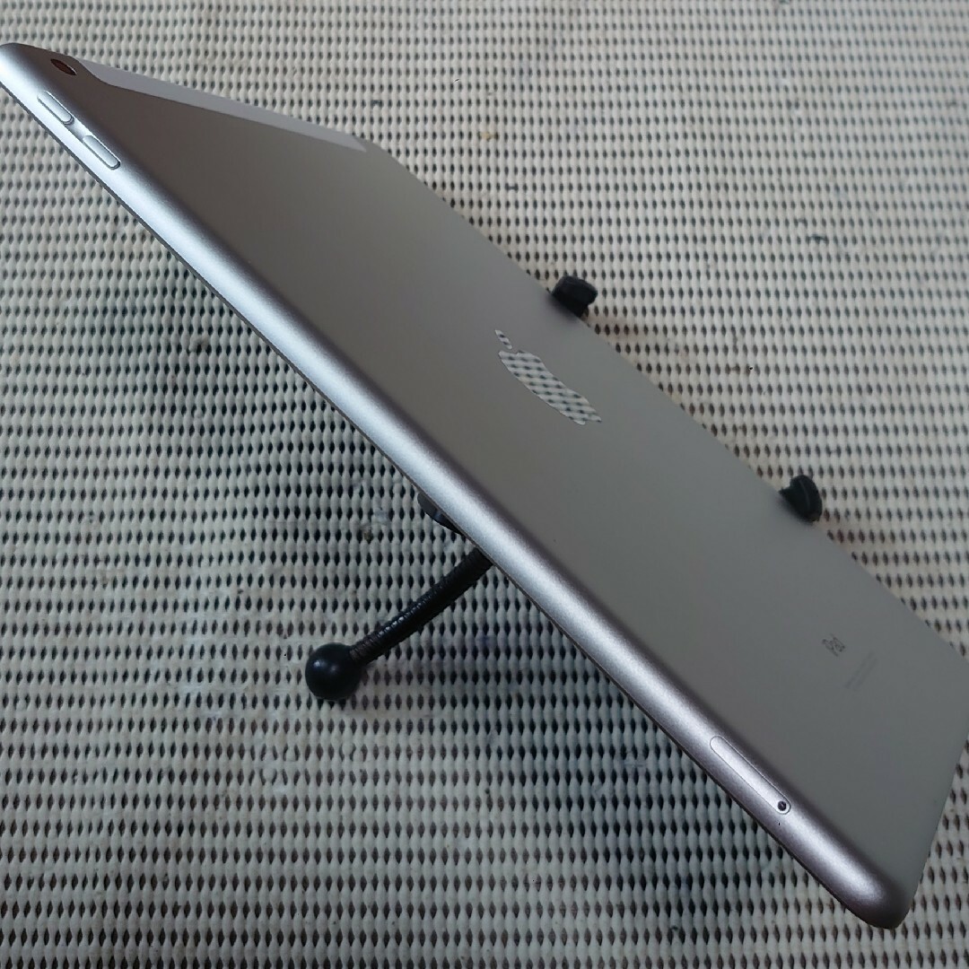 完動品SIMフリーiPad第5世代(A1823)本体32GBシルバーSB