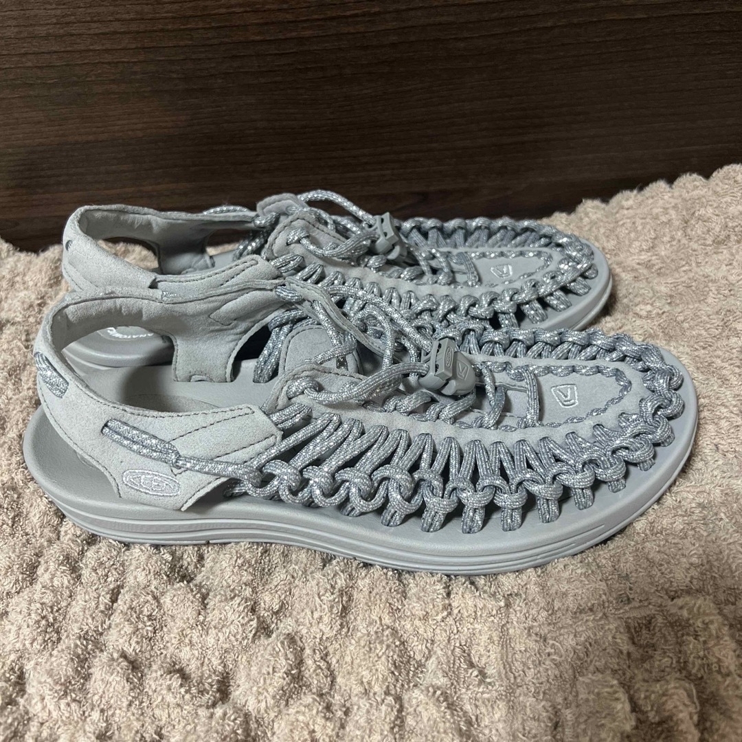KEEN UNEEK キーン ユニーク サンダル シルバー - サンダル