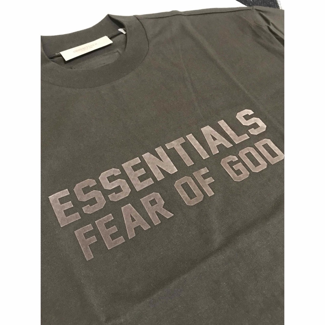 FEAR OF GOD - 新作FOG Essentials フロントロゴ Tシャツ ダーク ...