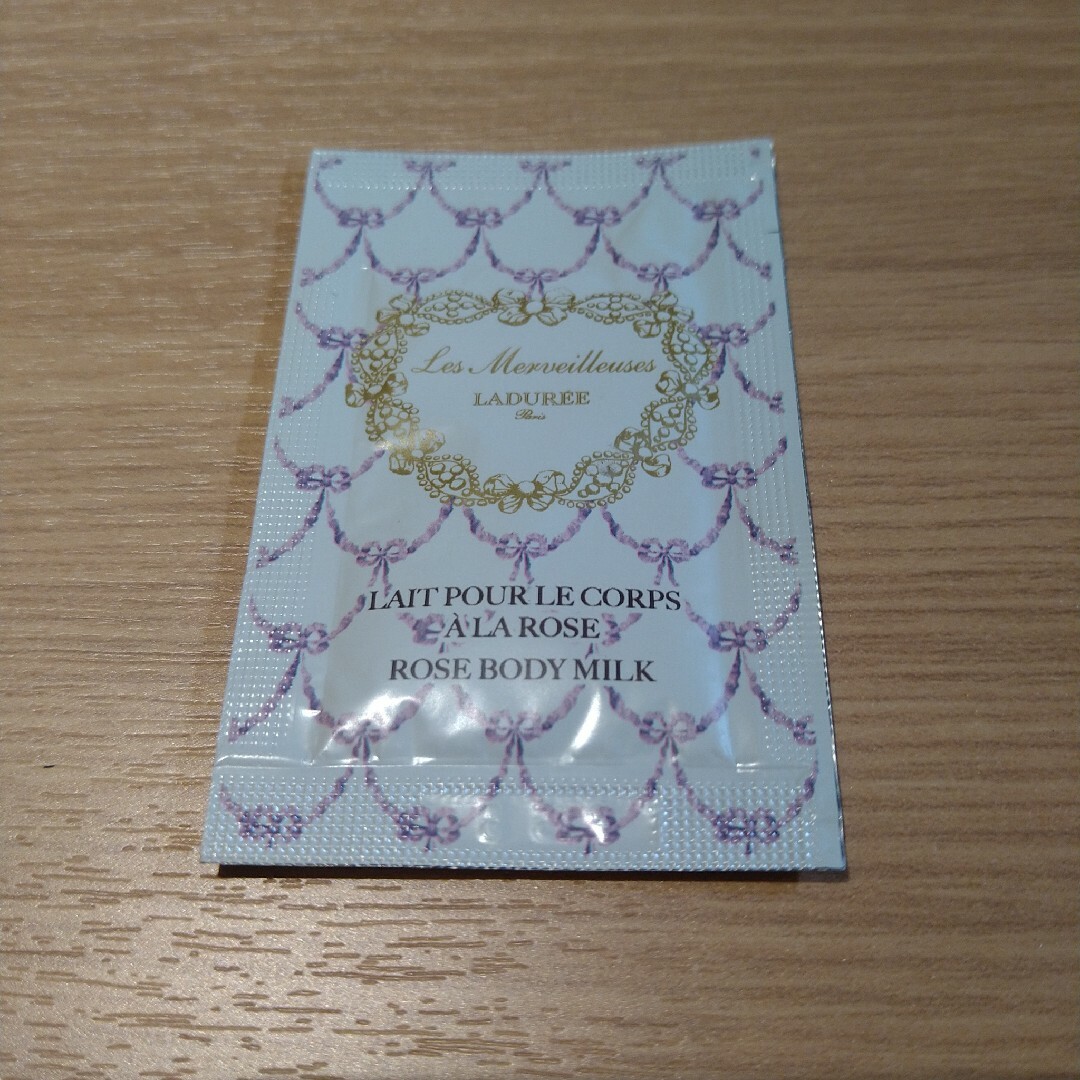 Les Merveilleuses LADUREE(レメルヴェイユーズラデュレ)のラ・メルヴェイユーズ　ラデュレローズボディミルクサンプル　3ml コスメ/美容のボディケア(ボディローション/ミルク)の商品写真