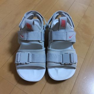 ナイキ(NIKE)のNIKE ウィメンズ キャニオン サンダル ベージュ 23(サンダル)