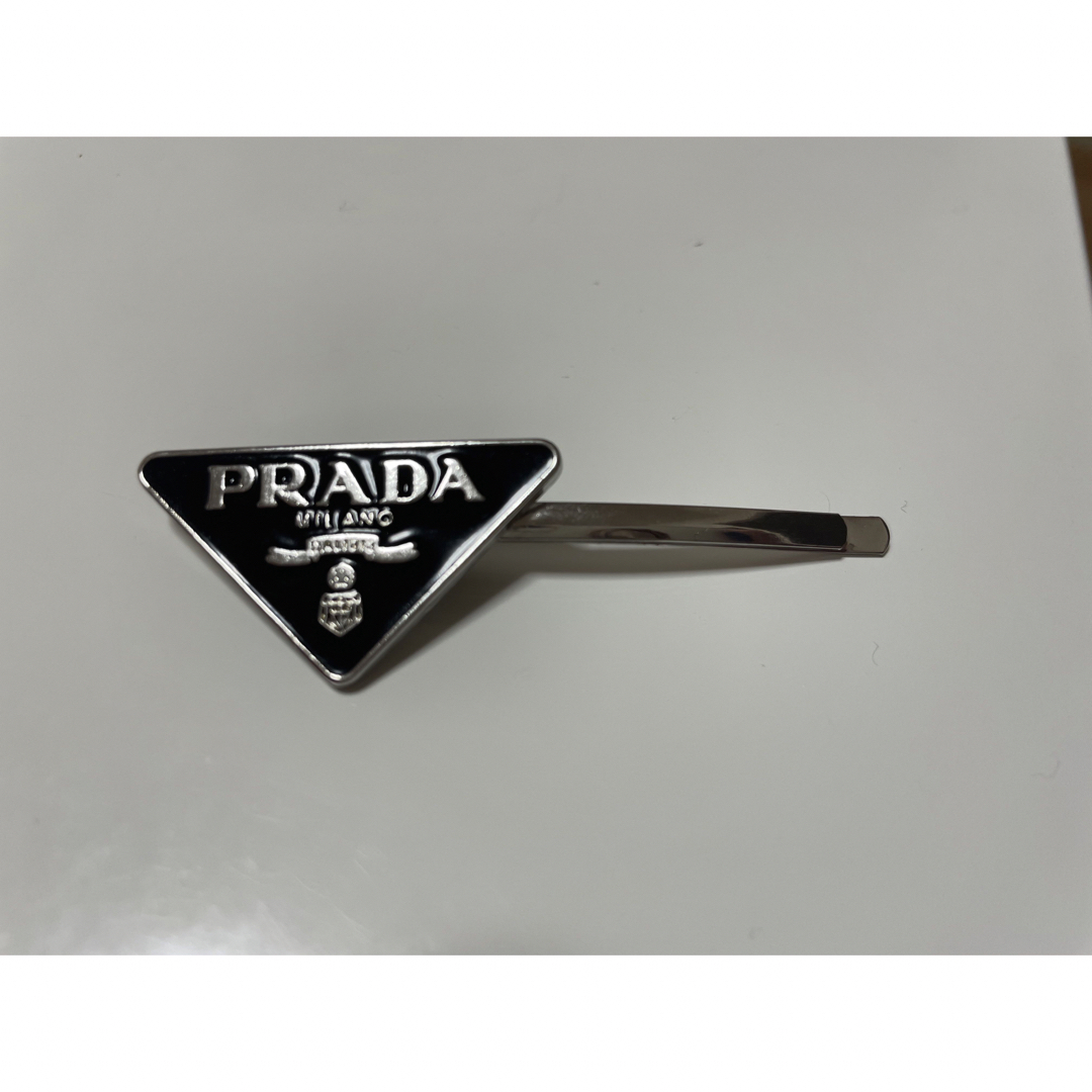 PRADA(プラダ)の【新品未使用】PRADA  プラダ　ヘアピン　左 レディースのヘアアクセサリー(ヘアピン)の商品写真