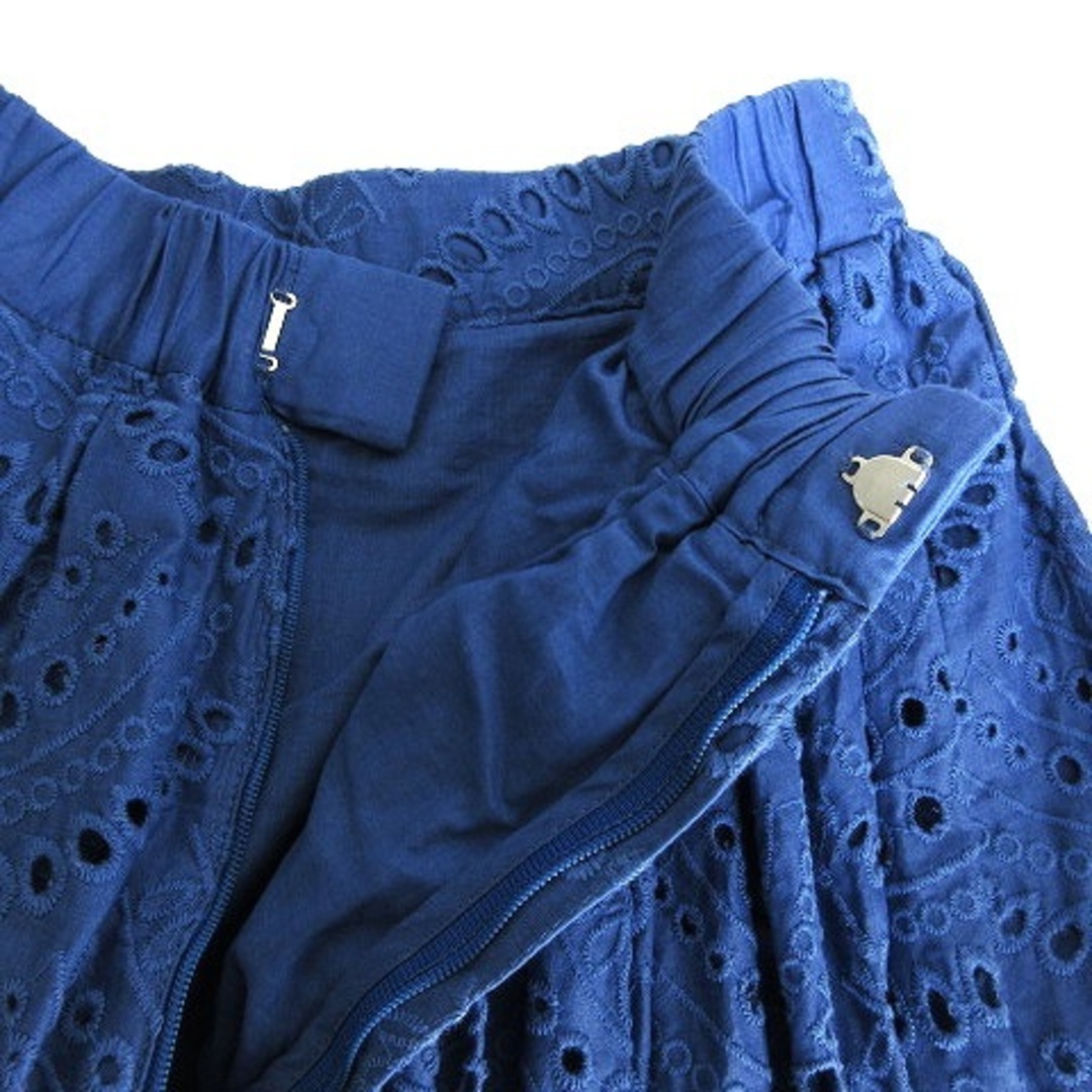 kumikyoku（組曲）(クミキョク)のクミキョク Rythme スカート フレア ミモレ丈 パンチング刺繍 1 青 レディースのスカート(ロングスカート)の商品写真