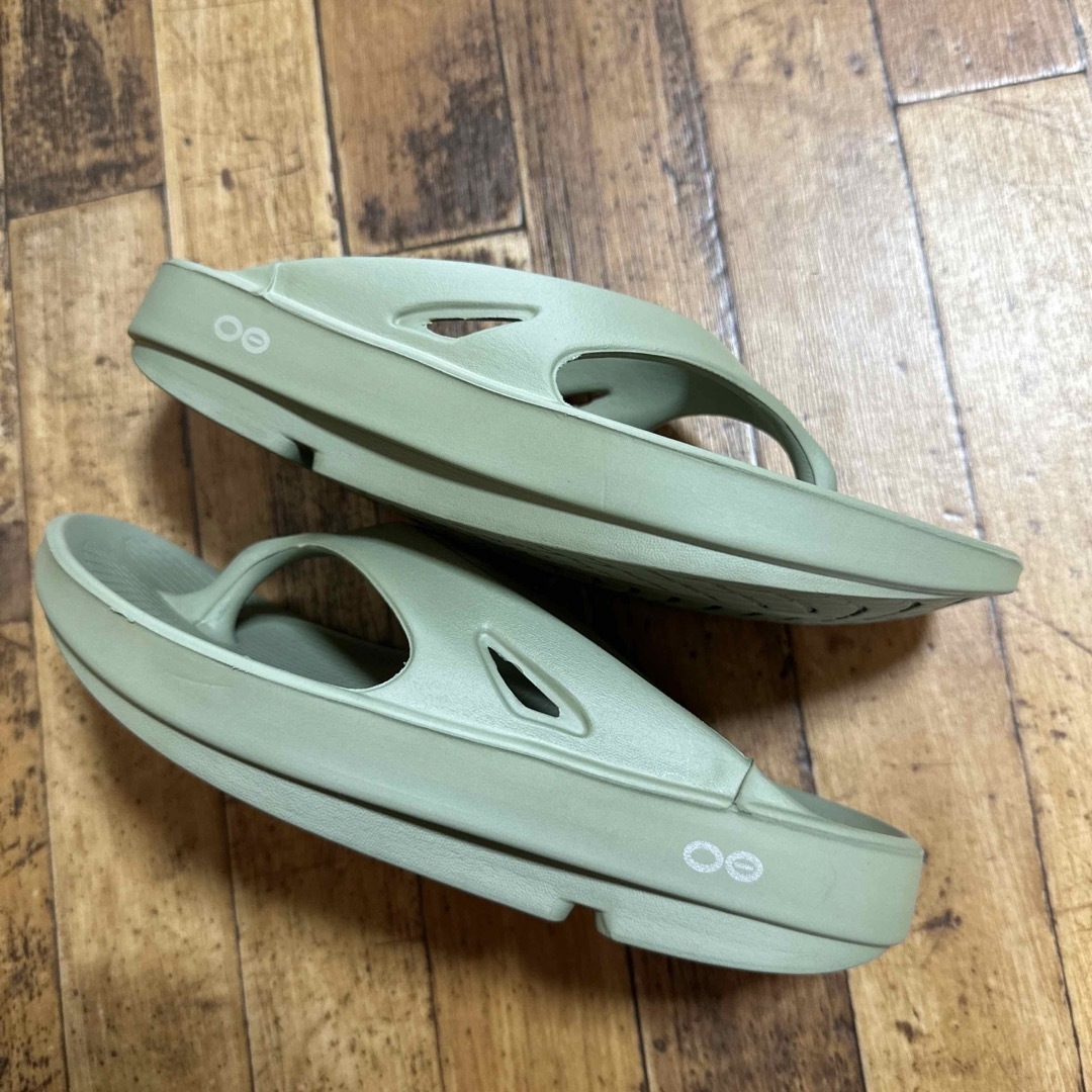 OOFOS(ウーフォス)の24  ウーフォス リカバリー サンダル セージ グリーン レディースの靴/シューズ(サンダル)の商品写真