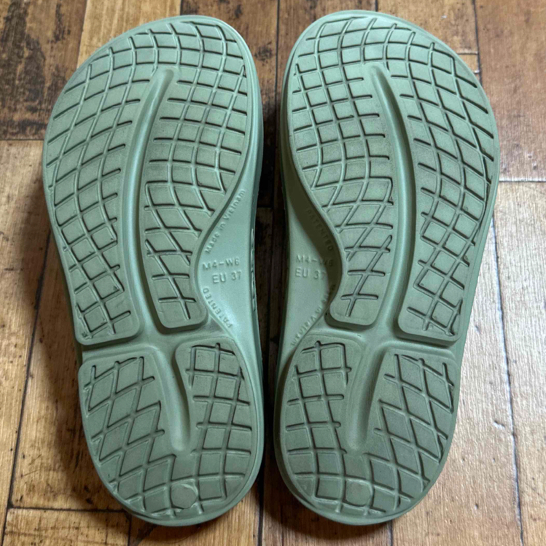 OOFOS(ウーフォス)の24  ウーフォス リカバリー サンダル セージ グリーン レディースの靴/シューズ(サンダル)の商品写真