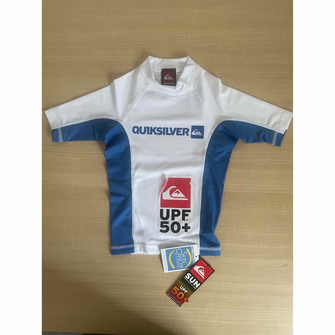 QUIKSILVER(クイックシルバー)の新品　クイックシルバー　半袖ラッシュガード　キッズ PRIME SS 100 キッズ/ベビー/マタニティのキッズ服男の子用(90cm~)(水着)の商品写真