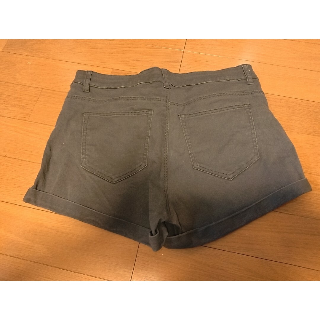 H&M(エイチアンドエム)の09 H&M ショートパンツ　カーキ　36 レディースのパンツ(ショートパンツ)の商品写真