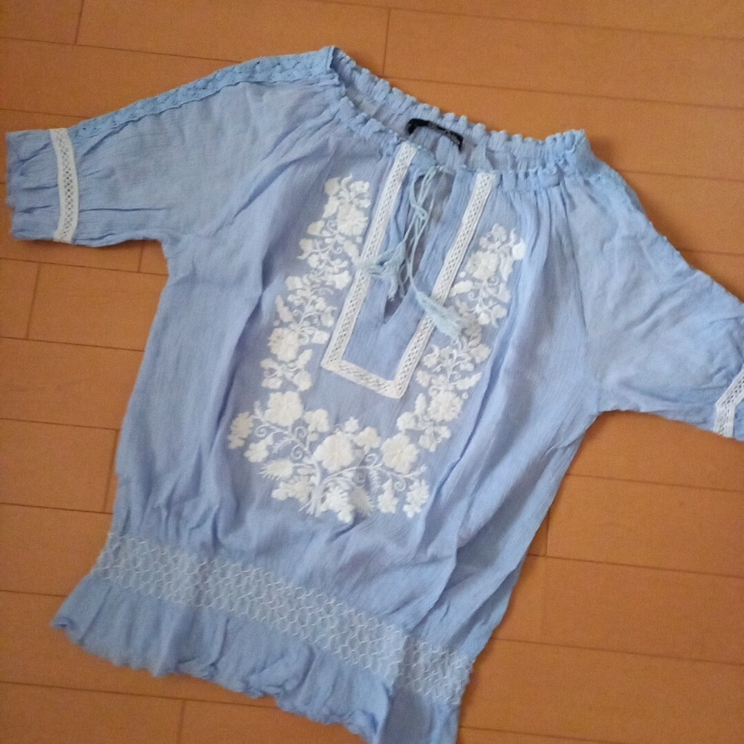 刺繍ブラウス(ライトブルー×ホワイト) レディースのトップス(シャツ/ブラウス(半袖/袖なし))の商品写真