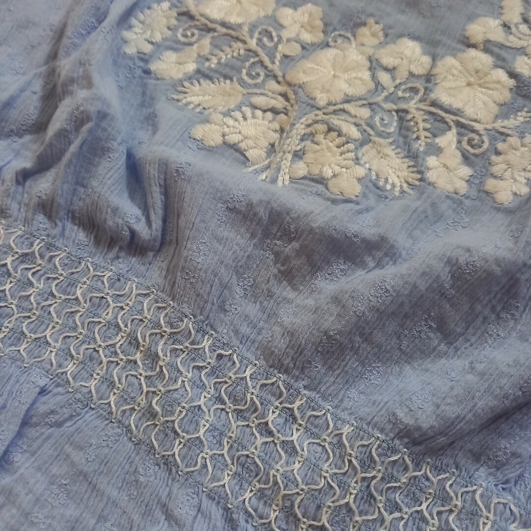 刺繍ブラウス(ライトブルー×ホワイト) レディースのトップス(シャツ/ブラウス(半袖/袖なし))の商品写真