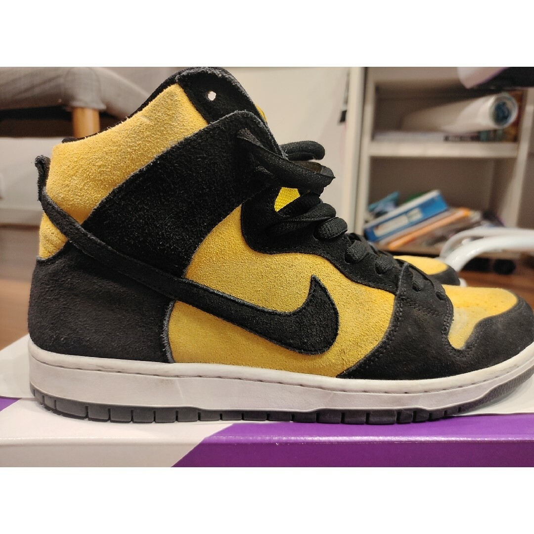 NIKE(ナイキ)のNIKE SB DUNK HIGH MAIZE AND BLACK　30cm メンズの靴/シューズ(スニーカー)の商品写真