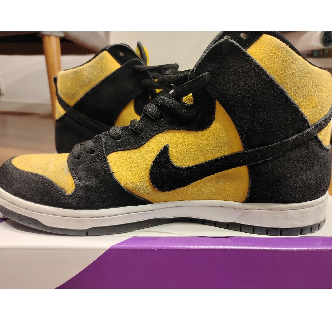 NIKE(ナイキ)のNIKE SB DUNK HIGH MAIZE AND BLACK　30cm メンズの靴/シューズ(スニーカー)の商品写真