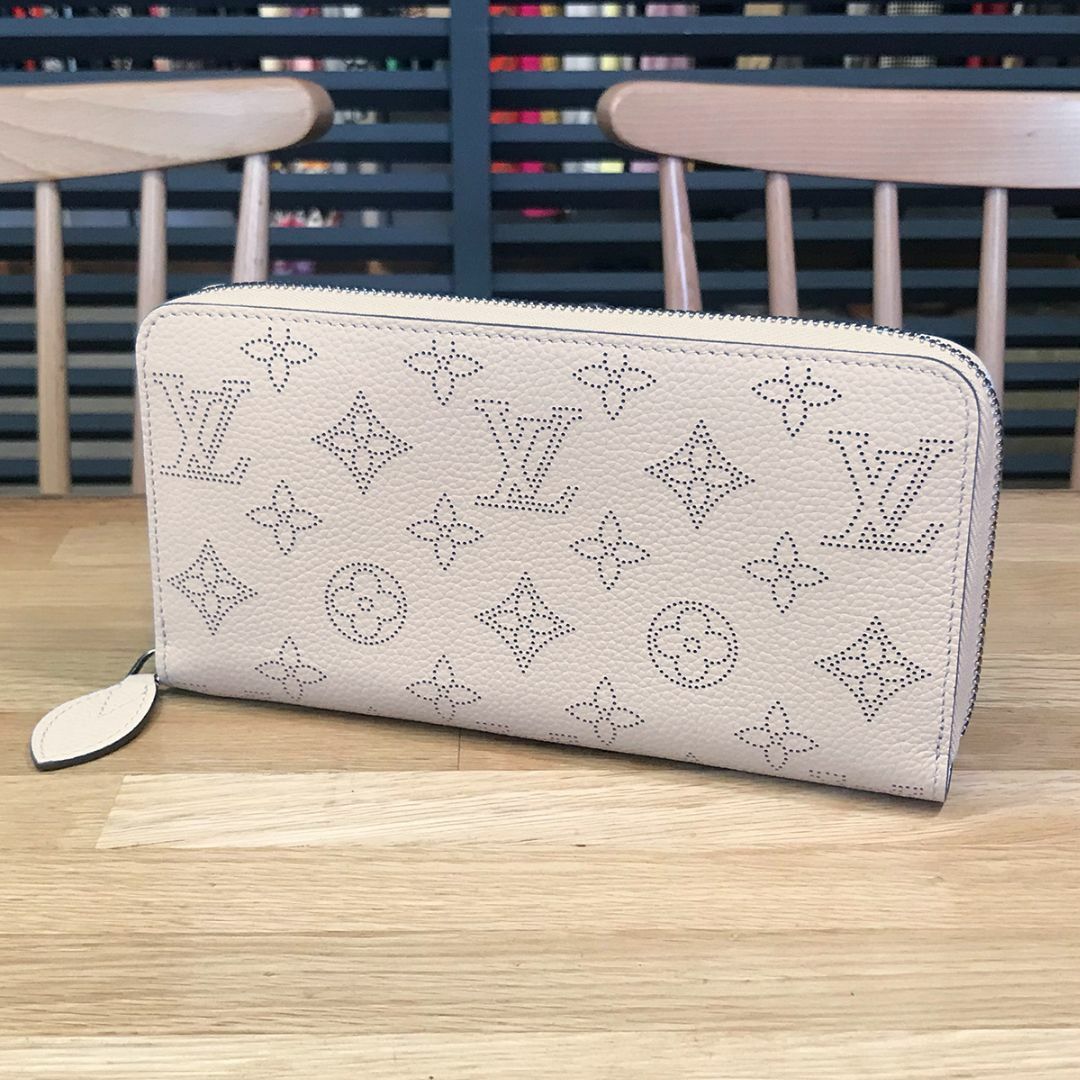 LOUIS VUITTON ラウンドファスナー長財布 マヒナ ジッピーウォレット