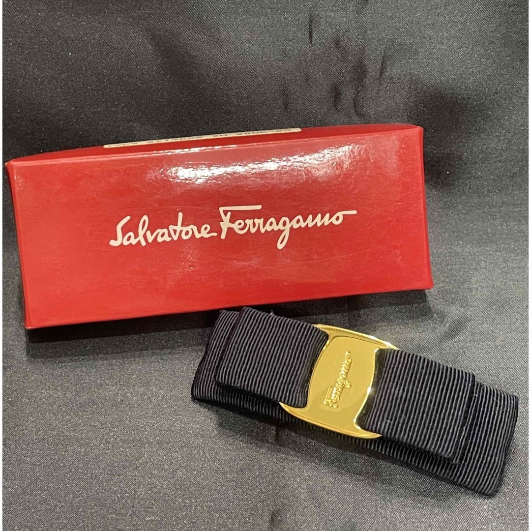 Salvatore Ferragamo(サルヴァトーレフェラガモ)のFerragamo フェラガモ　バレッタ　リボン　ぶらっくあ レディースのヘアアクセサリー(バレッタ/ヘアクリップ)の商品写真