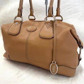 トッズ(TOD'S)の【美品】 トッズ ハンドバッグ チャーム 肩掛け可 シボ革 レザー ブラウン(ハンドバッグ)