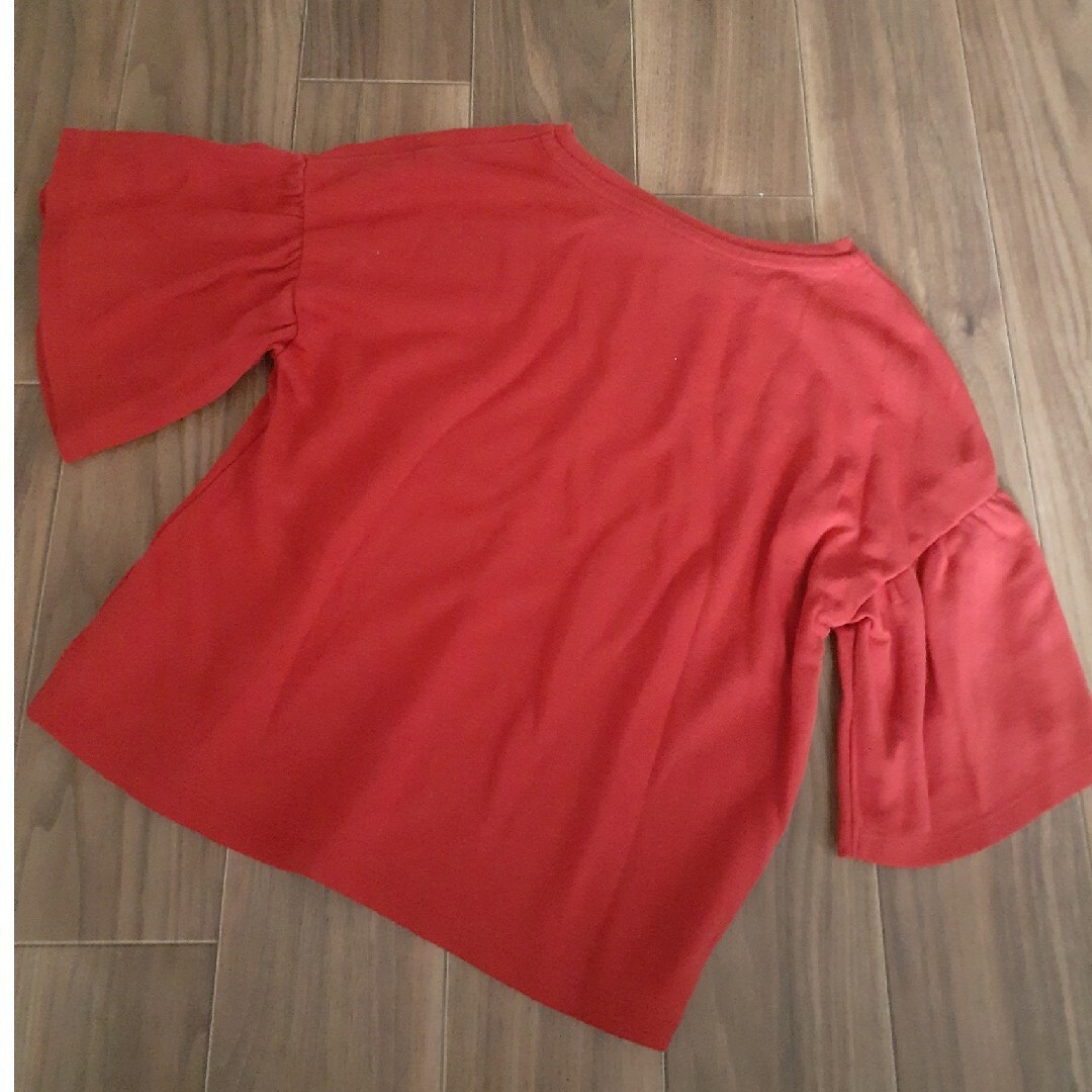 UNIQLO(ユニクロ)のユニクロ　130サイズ　赤色トップス キッズ/ベビー/マタニティのキッズ服女の子用(90cm~)(Tシャツ/カットソー)の商品写真