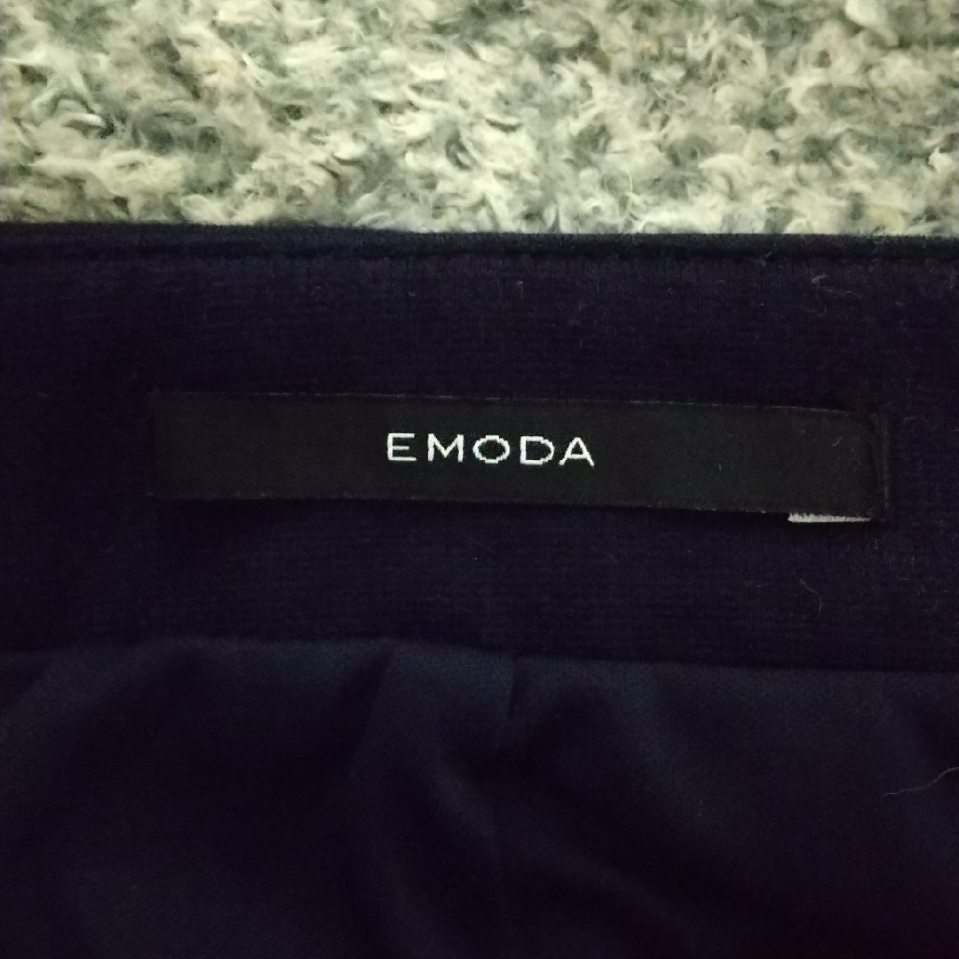 EMODA(エモダ)の73 EMODA 紺色 変型 アシンメトリー キュロット オシャレ ストレッチ有 レディースのパンツ(キュロット)の商品写真