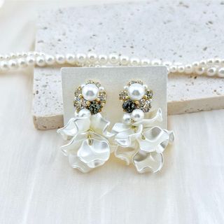 【SALE】ブラックダイヤモンドと花びらチャームの華やかピアス(ピアス)