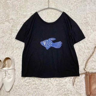 アッシュペーフランス(H.P.FRANCE)のjuana de arco  ホォアナデアルコ　魚　刺繍　Tシャツ　黒　柄(Tシャツ(半袖/袖なし))