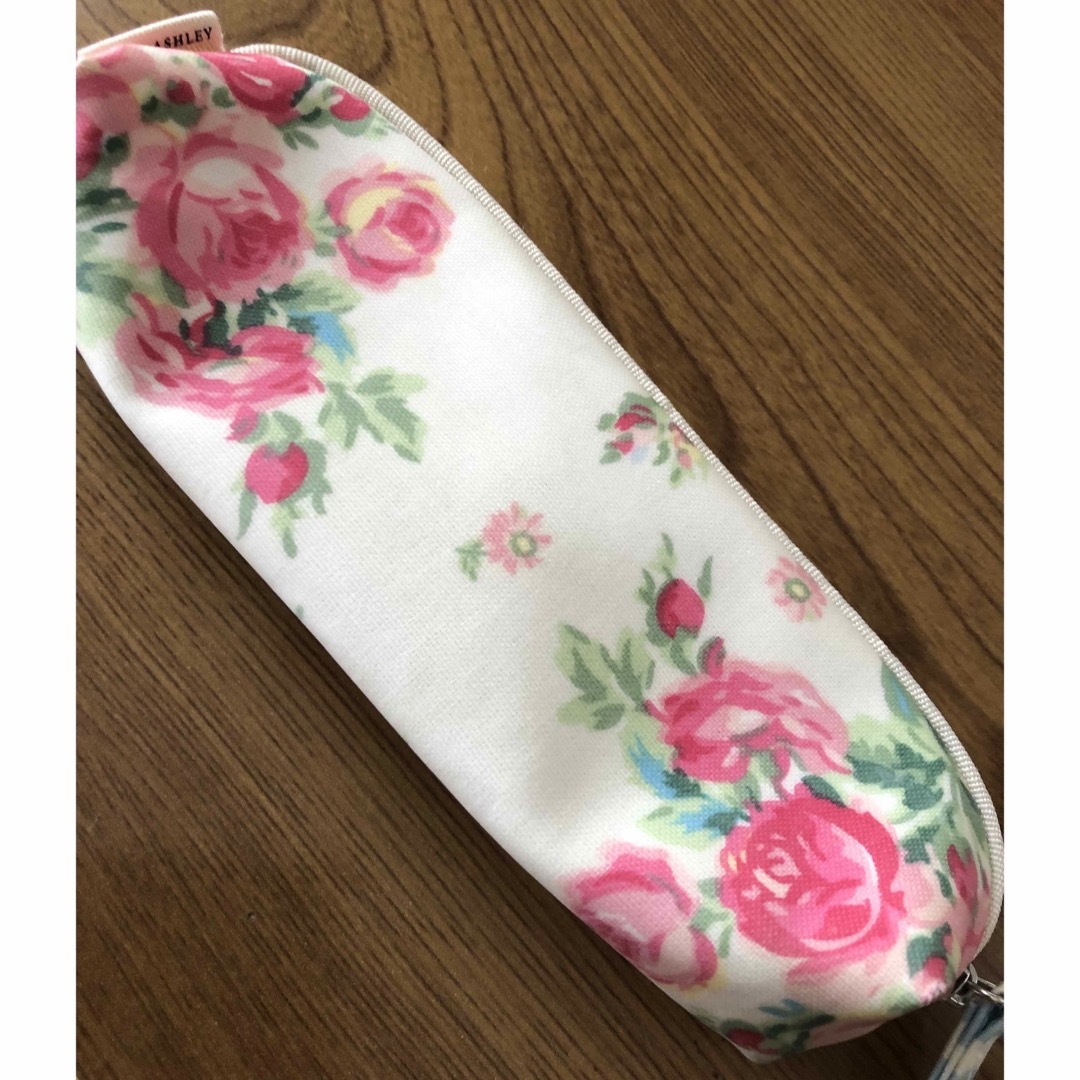 LAURA ASHLEY(ローラアシュレイ)のLAURA ASHLEYのペンケース(used品)バンチェッドロージズ インテリア/住まい/日用品の文房具(ペンケース/筆箱)の商品写真