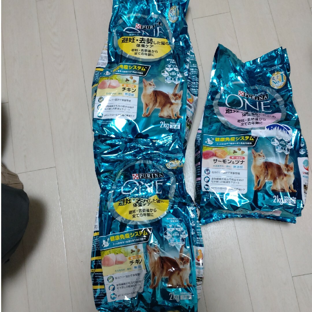 Nestle(ネスレ)のピュリナワン　避妊・去勢した猫の体重ケア　チキン、サーモン＆ツナ2キロ✕3 その他のペット用品(ペットフード)の商品写真