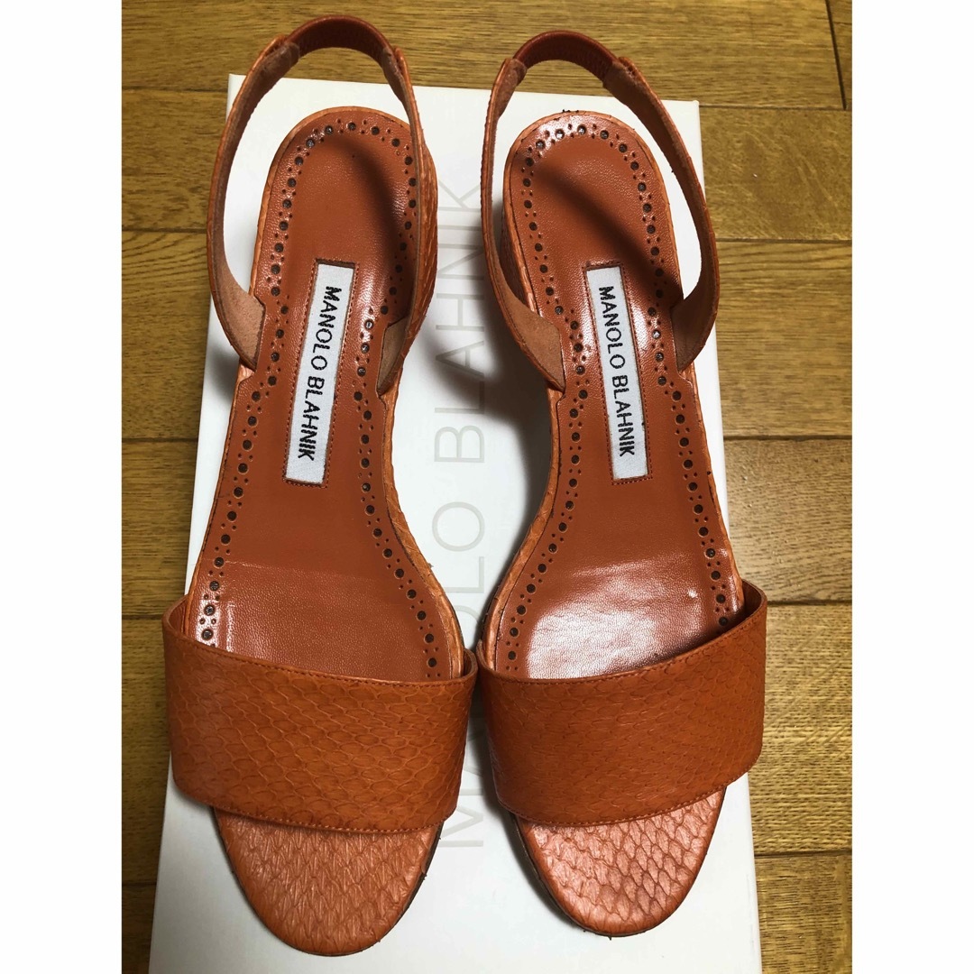 MANOLO BLAHNIK(マノロブラニク)のMANOLO BLAHNIK　マノロブラニク　サンダル　オレンジ　37 レディースの靴/シューズ(サンダル)の商品写真