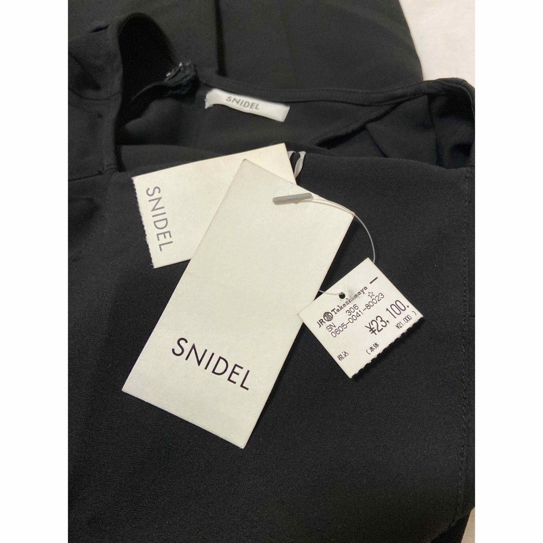 SNIDEL(スナイデル)の23日までの限定価格　SNIDEL   サイドスリットオールインワン  BLK  レディースのパンツ(オールインワン)の商品写真