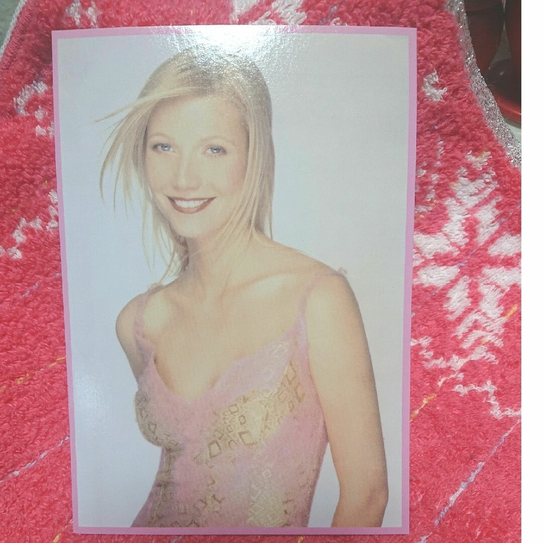 【新品･輸入品】グウィネスパルトロウ ピンクファッションバージョンポストカード エンタメ/ホビーのタレントグッズ(女性タレント)の商品写真