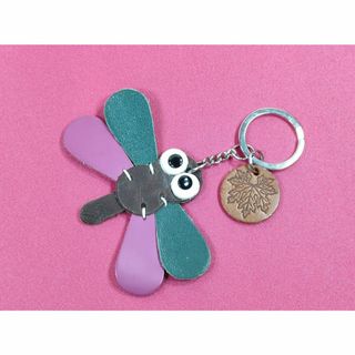 ☆ハンドメイド キーホルダー バックチャーム 本革  トンボ　グリーン ☆(キーホルダー)