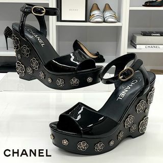 シャネル(CHANEL)の7300 シャネル パテント ウッド カメリア ココマーク ウェッジサンダル(サンダル)