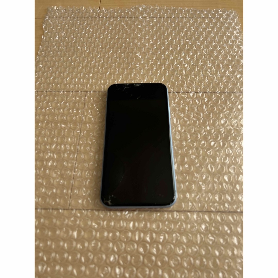 iPhone(アイフォーン)のApple iPhone XR 128GB SIMフリーBLUE ケース 台座付 スマホ/家電/カメラのスマートフォン/携帯電話(スマートフォン本体)の商品写真