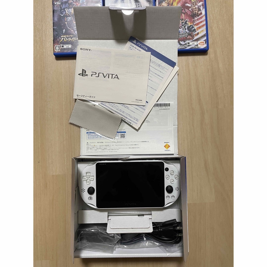 PlayStation Vita(プレイステーションヴィータ)のplaystation vita  PCH-2000ソフトセット エンタメ/ホビーのゲームソフト/ゲーム機本体(携帯用ゲーム機本体)の商品写真