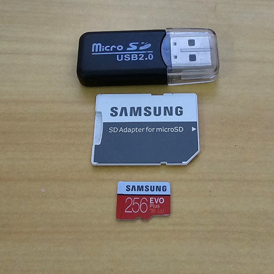 SAMSUNG(サムスン)のmicroSDの256Gとアダプターなど スマホ/家電/カメラのPC/タブレット(PC周辺機器)の商品写真